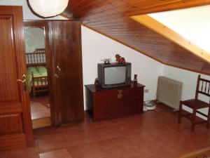TV a/nebo společenská místnost v ubytování Casa do Xastre