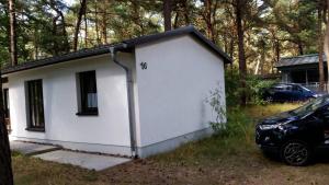 ユリウスルーにあるJuliusruh Bungalow am Strand 16の小さな白い家 +7枚の写真