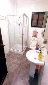 Koupelna v ubytování The Simple Farm House with a Roofdeck - Entire house, Santa Rosa, San Juan, LU