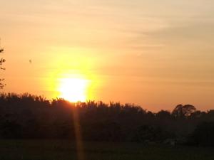 Východ nebo západ slunce při pohledu z prázdninového domu nebo okolí