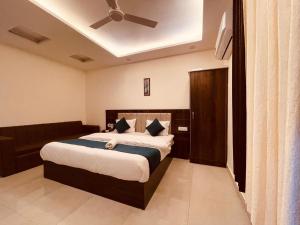 Ένα ή περισσότερα κρεβάτια σε δωμάτιο στο WooibHotels Conifer Haridwar