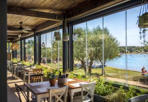 ein Restaurant mit Tischen und Stühlen und einem großen Fenster in der Unterkunft Mobilehomes in Rovinj - Istrien 50060 in Rovinj