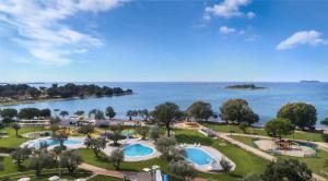 eine Luftansicht eines Resorts mit zwei Pools in der Unterkunft Mobilehomes in Rovinj - Istrien 50060 in Rovinj + 10 Fotos