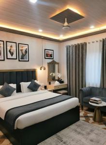 バラナシにあるKashi Residency Innの大きなベッドとソファのある寝室