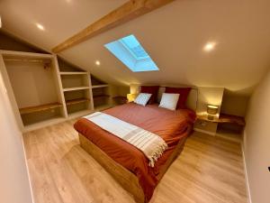 ein Schlafzimmer mit einem großen Bett im Dachgeschoss in der Unterkunft Au cœur de Morbier in Morbier