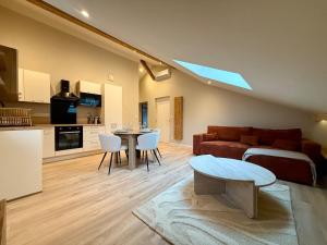 ein Wohnzimmer mit Sofa und Tisch in der Unterkunft Au cœur de Morbier in Morbier