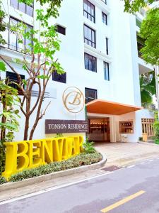 バンコクにあるBenviar Tonson Residenceの前に看板がある建物