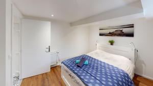 a bedroom with a bed with a blue blanket at L'intime in Dingsheim