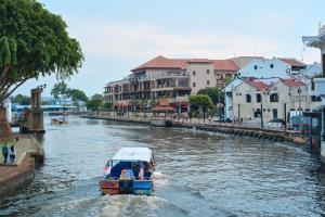 Výhled na řeku, která protéká v blízkosti prázdninového domu
