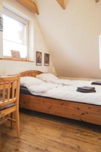 ein Schlafzimmer mit einem großen Holzbett auf einem Dachboden in der Unterkunft Hof Bahrenwinkel in Osterholz-Scharmbeck + 43 Fotos