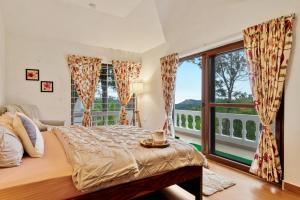 Ένα ή περισσότερα κρεβάτια σε δωμάτιο στο SaffronStays Chamomile Hills