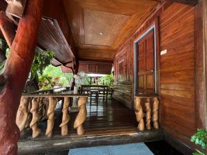 タークにあるMagmai HomestayTakの木造家屋の玄関 +10枚の写真