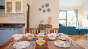 Η κουζίνα ή μικρή κουζίνα στο SaffronStays Chamomile Hills