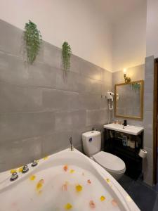 Un baño con bañera y WC. en Studio Old Town with Jacuzzi and View, en Bucarest