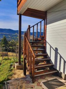 un escalier en bois sur le côté d'une maison dans l'établissement Сімейний будинок, à Krivopolʼye