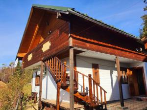 une petite maison avec un escalier en face de celle-ci dans l'établissement Сімейний будинок, à Krivopolʼye 5 autres photos
