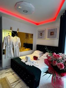 ein Schlafzimmer mit einem Bett mit Blumen darauf in der Unterkunft Apartament z jacuzzi - Centrum Szczytna Mazury in Szczytno