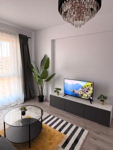 Una sala de estar con un televisor de pantalla plana en una pared. en Rodin Residence-New Apartment with Self Check In, en Colentina 2 fotos más