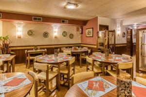 a restaurant with tables and chairs in a room at Hostal la Barretina in Figueres