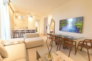 Μια τηλεόραση ή/και κέντρο ψυχαγωγίας στο AH 4 Bedroom Penthouse with Private Pool