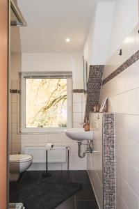 ein Badezimmer mit Waschbecken und Toilette in der Unterkunft Hof Bahrenwinkel in Osterholz-Scharmbeck