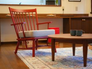 een stoel en een salontafel in een kamer bij ラフィーネハイツ 103 in Fuchu
