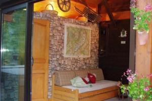 シャモニー・モンブランにあるSpacious chalet with gardenの弁当付き玄関