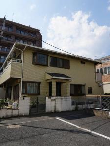 een lege parkeerplaats voor een gebouw bij ラフィーネハイツ 103 in Fuchu