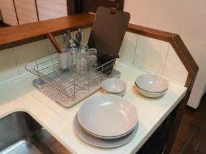 een aanrecht met borden en keukengerei erop bij ラフィーネハイツ 103 in Fuchu +58 foto's