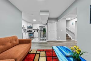 una sala de estar con un sofá y una mesa en Peaceful 1BHK - Maple, en Edmonton
