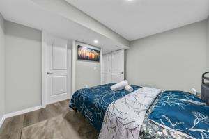 Un dormitorio con una cama y un televisor en la pared. en Peaceful 1BHK - Maple, en Edmonton