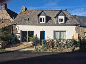 een huis met een tuin ervoor bij Chambre aspect loft in Baguer-Pican