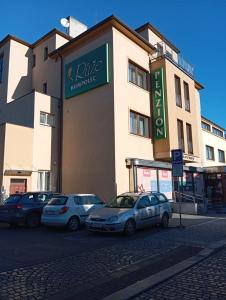 洪波莱茨鲁斯旅馆的一群汽车停在一栋建筑物前