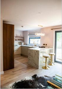 Kuchyň nebo kuchyňský kout v ubytování Elegant Contemporary Private Bungalow