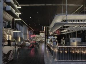 een restaurant met een bar met tafels en stoelen bij Ningbo Wanda Moments Hotel in Ningbo