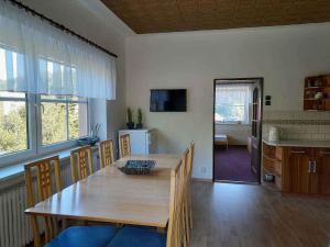 TV a/nebo společenská místnost v ubytování Apartment in Smrzovka 51888