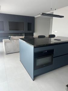 cocina con encimera negra y mesa en Boa Vista Apartment, en Prainha