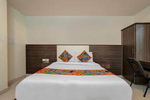 Ένα ή περισσότερα κρεβάτια σε δωμάτιο στο FabHotel Sapthagiri Suites Inn