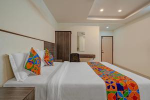 Ένα ή περισσότερα κρεβάτια σε δωμάτιο στο FabHotel Sapthagiri Suites Inn