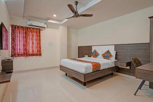 Ένα ή περισσότερα κρεβάτια σε δωμάτιο στο FabHotel Sapthagiri Suites Inn