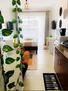 RuakaにあるEston Havenのベッドと植物のある部屋のあるリビングルーム