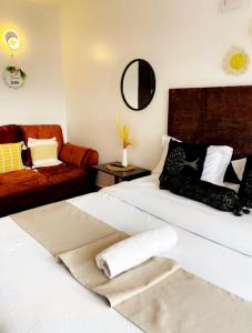 RuakaにあるEston Havenのベッド2台とソファのあるリビングルーム