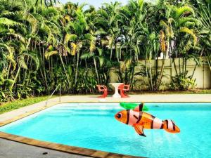 ein Schwimmbecken mit einem Clownfisch im Wasser in der Unterkunft Yellow hourse Luxury Pool Villa in Chiang Mai