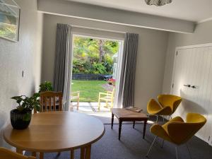 Χώρος καθιστικού στο Relax in the Garden Suite