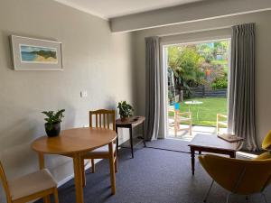 Χώρος καθιστικού στο Relax in the Garden Suite