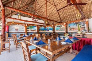 a dining room with a table and chairs at PrideInn Hotel Nyali in Mombasa