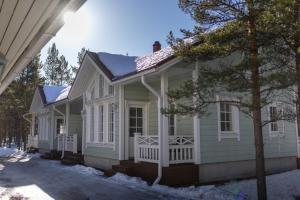 ein weißes Haus mit Schnee auf dem Dach in der Unterkunft Tähtisara 2B in Kalajoki