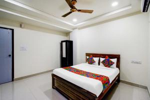 Ένα ή περισσότερα κρεβάτια σε δωμάτιο στο FabHotel Aashvi