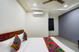 Ένα ή περισσότερα κρεβάτια σε δωμάτιο στο FabHotel Aashvi