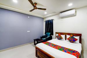 Ένα ή περισσότερα κρεβάτια σε δωμάτιο στο FabHotel Aashvi